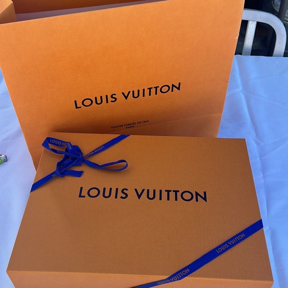 Louis Vuitton men’s cross body bag. S Lock -Sling. Neiman Marcus 2022. - Picture 14 of 16